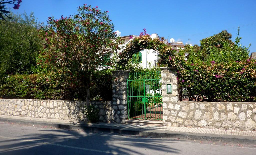Seafront Apartments Garden House Taormina Oda fotoğraf